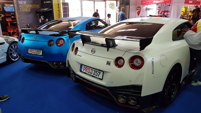 Να βλέπεις διπλά - δίπλα τέτοια... οπίσθια είναι εμπειρία!