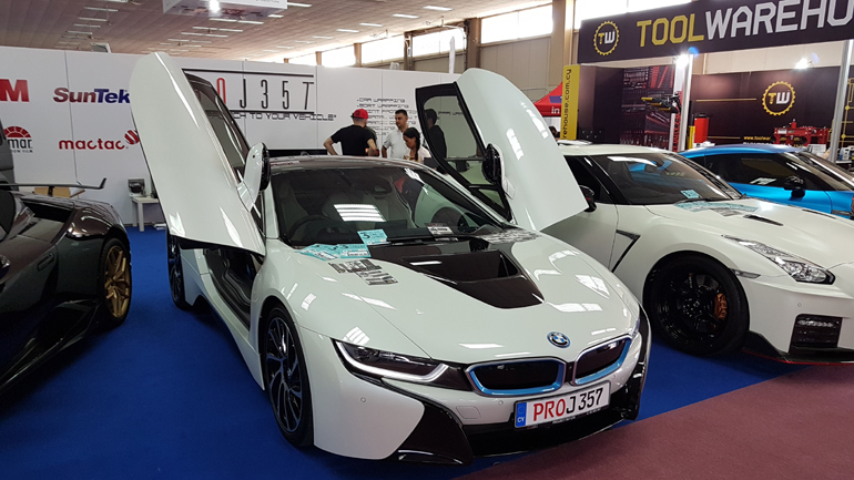 Το διαστημικό υβριδικό μοντέλο της BMW το i8 όπου οι πόρτες ανοίγουν προς τα πάνω