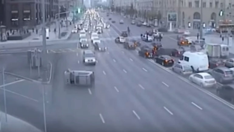 Απίθανη τούμπα στη μέση του δρόμου!