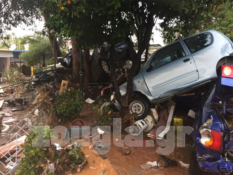  Τα ορμητικά νερά έκοψαν δρόμους, γκρέμισαν μάντρες σπιτιών και παρέσυραν δεκάδες αυτοκίνητα