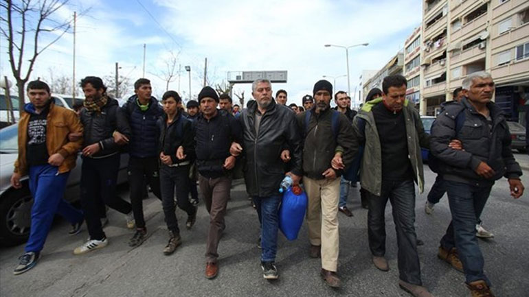 Θεσσαλονίκη: Πρόσφυγες συγκεντρώθηκαν στην πλατεία Αριστοτέλους με σκοπό να κινηθούν μαζικά προς τα βόρεια σύνορα