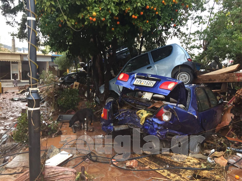Κατεστραμμένα αυτοκίνητα το ένα πάνω στο άλλο