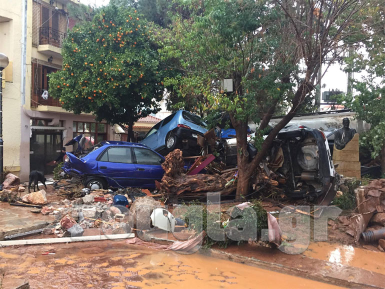 Αυτοκίνητα έχουν καταστραφεί 