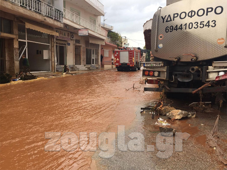 Οι δρόμοι μοιάζουν με λίμνες