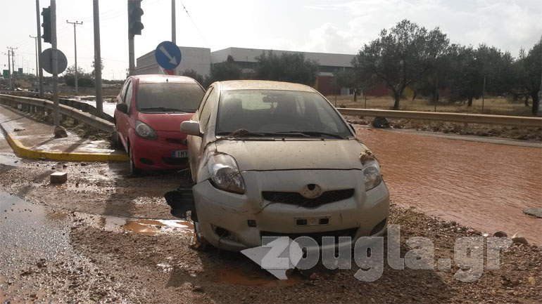 Οχήματα παρασύρθηκαν από ορμητικά νερά 