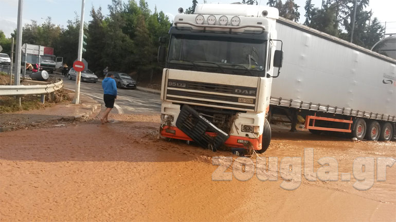Ακινητοποιημένο φορτηγό στην Εθνική Οδό Αθηνών - Κορίνθου