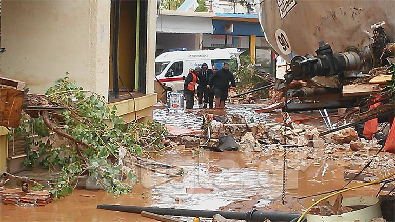 Εικόνα από τον απεγκλωβισμό του οδηγού ασθενοφόρου