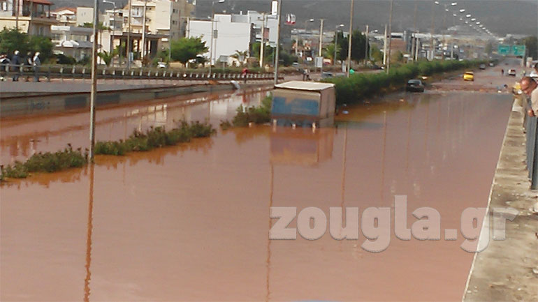 Σε ''ποτάμι'' μετατράπηκε η Εθνική Οδός Αθηνών-Κορίνθου, στο ύψος της Μάνδρας