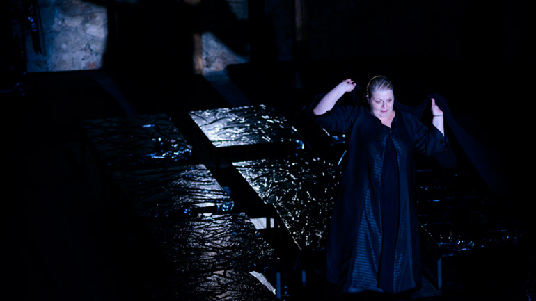 «Η Κυρά της Ρω» με τη Φωτεινή Μπαξεβάνη στο Θέατρο Εγνατία