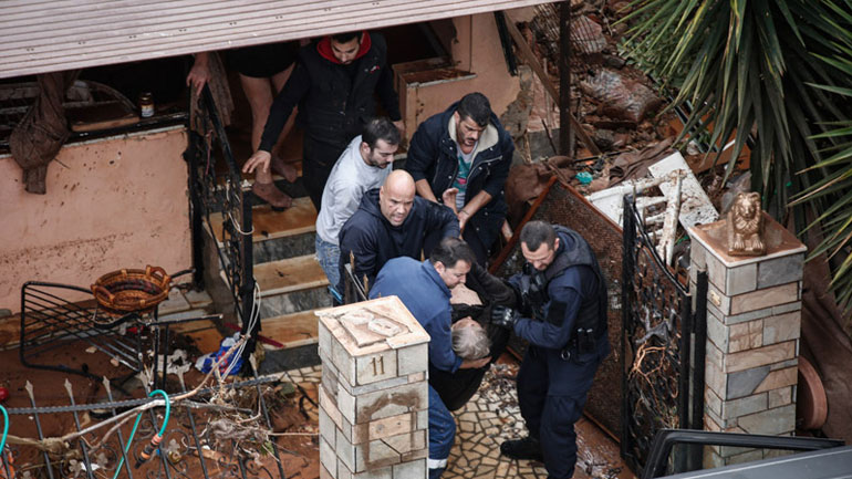 Καρέ-καρέ η διάσωση ηλικιωμένης γυναίκας μέσα από το σπίτι της