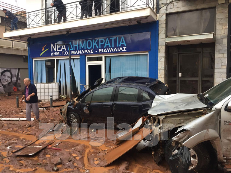  Εικόνα καταστροφής έξω από το γραφείο της Νέας Δημοκρατίας