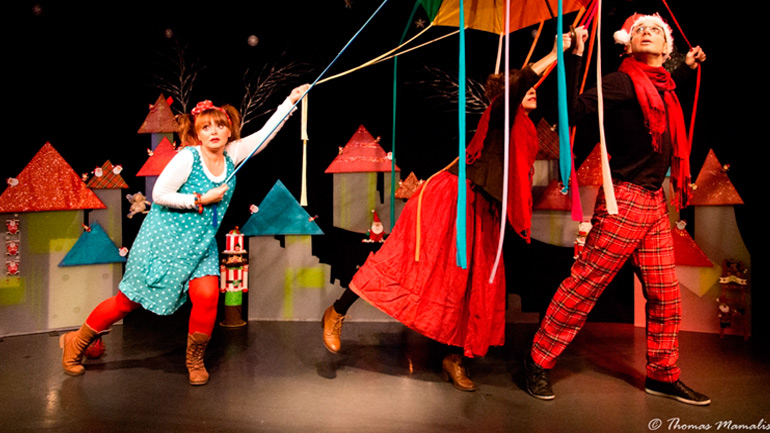 «Χριστουγεννιάτικα Παιχνιδομαγέματα» στο Θέατρο 104