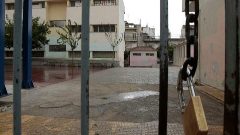 Κλειστά τα σχολεία και εικόνες απόγνωσης στους δρόμους.