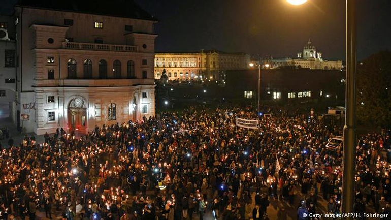 Βιέννη: Αλυσίδα φωτός κατά της ακροδεξιάς