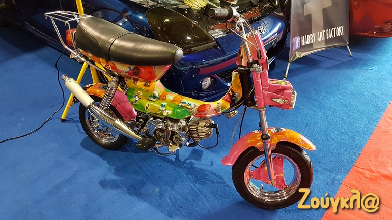 Μηχανάκι με αερογραφία τα... Στρουμφάκια. Στο συγκεκριμένο μάλιστα μπορείτε να δείτε... γυμνή και την Στρουμφίτα!