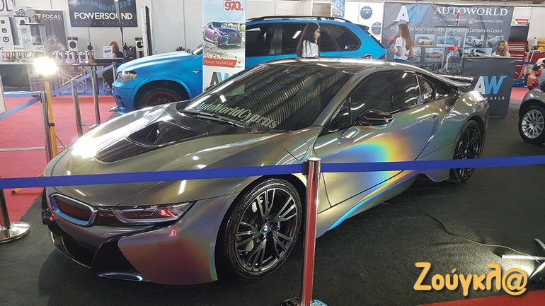 To BMW i8 σε ένα πολύ... ιδιαίτερα χρώμα που αλλάζει ανάλογα από ποια πλευρά το κοιτάζεις