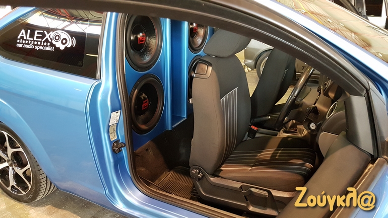 Καλά βλέπετε. Όλο το πίσω μέρος είναι γεμάτο ηχεία!