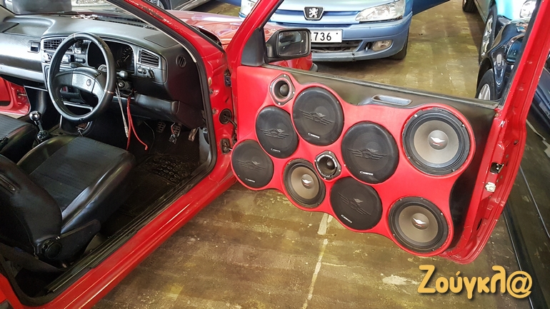 Όχι ένα αλλά... δέκα ηχεία σε μία μόνο πόρτα!