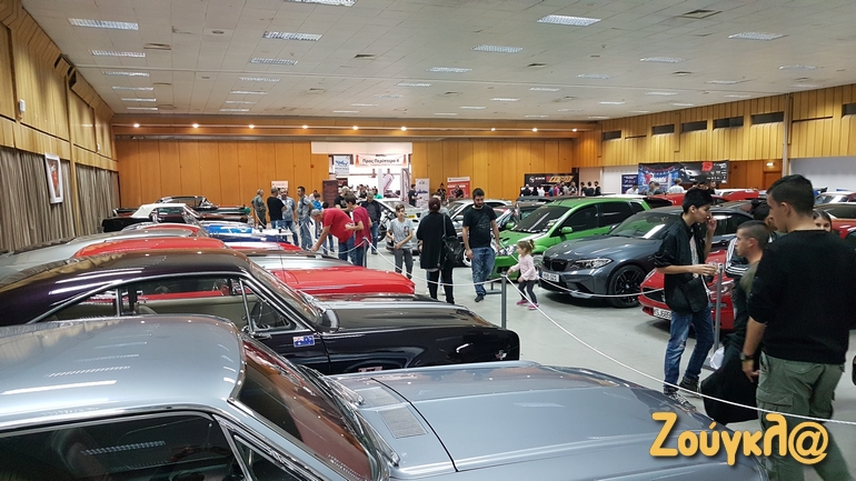 Πολλά αμερικάνικα αλλά και αυτοκίνητα μελών από λέσχες αυτοκινήτου