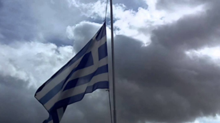 Μεσίστιες οι σημαίες στα σχολεία λόγω εθνικού πένθους