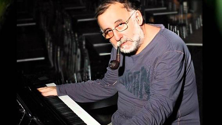 Ο Θάνος Μικρούτσικος ανεβαίνει ξανά στη σκηνή μετά την περιπέτεια της υγείας του