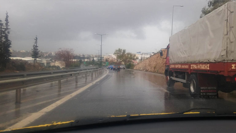 Μποτιλιάρισμα και έντονη βροχόπτωση στην Εθνική Οδό Αθηνών-Κορίνθου