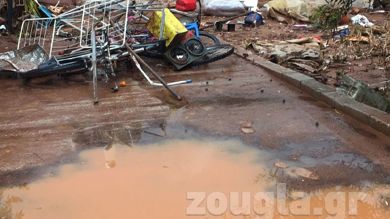 Τέσσερις συλλήψεις για πλιάτσικο στη Μάνδρα