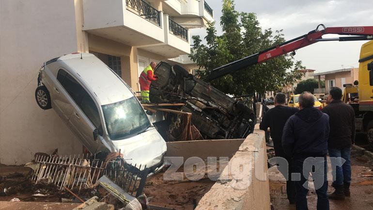 Μάνδρα: Οι γερανοί σηκώνουν αυτοκίνητα μέσα από τα σπίτια