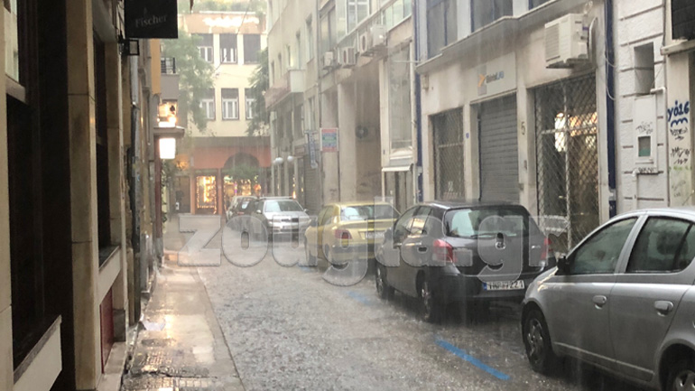 Νεροποντή στο κέντρο της Αθήνας