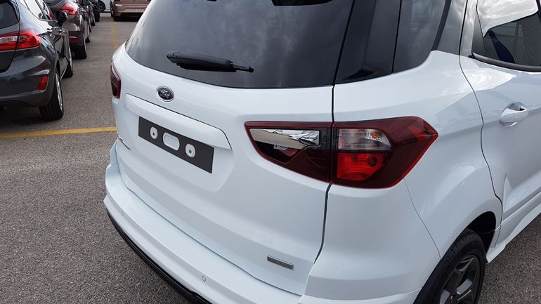 Ο χώρος αποσκευών ανοίγει με χειρολαβή που βρίσκεται στην δεξιά πλευρά (στα φώτα)