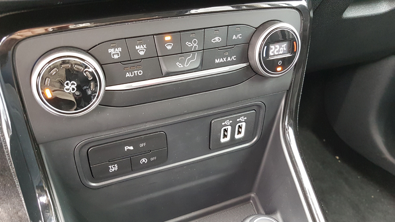 Κλιματισμός, διπλές θύρες USB, κουμπί για το start-stop (όταν είναι σταματημένο το αυτοκίνητο) κ.ά.