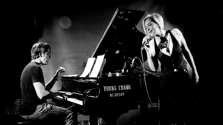 Η  Ρίτα Αντωνοπούλου και ο πιανίστας Θοδωρής Οικονόμου σε περιοδεία