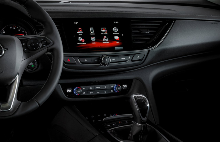 Άκρως λειτουργικό το ταμπλό. Όλα ελέχγονται από την οθόνη, με τον κλιματισμό να είναι ακριβώς από κάτω