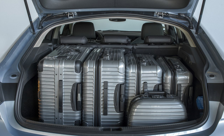 Το πορτμπαγκάζ είναι τόσο μεγάλο και πρακτικό που δεν θα αγχωθείς πάλι για τις βαλίτσες της γυναίκας σου