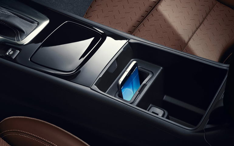 Διαθέτει θήκες για κινητά τηλέφωνα και κάθε είδους αντικείμενο