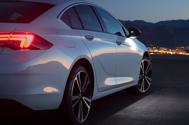 LED φωτιστικά σώματα εμπρός - πίσω και επιπλέον φωτισμός στις πόρτες