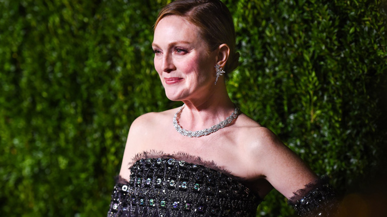 Τζούλιαν Μουρ: Η σεξουαλική κακοποίηση θα σταματήσει μόνο αν αναγνωρίσουμε ότι είναι έγκλημα