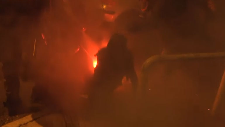 Η στιγμή του τραυματισμού της δικηγόρου στα Εξάρχεια