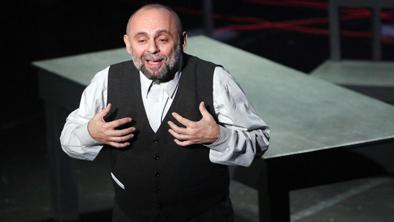 Πρεμιέρα με λαμπερούς καλεσμένους για το έργο «Το ημερολόγιο ενός Τρελού» με τον Σωτήρη Χατζάκη