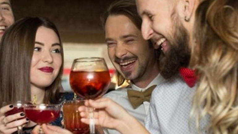 Το ποτό και το τσιγάρο κάνουν γυναίκες και άνδρες να δείχνουν πιο γερασμένοι