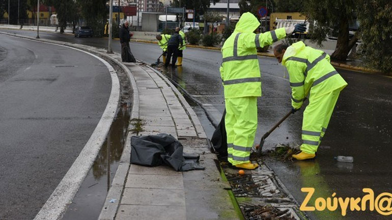 Φαγητό, νερό και φάρμακα διανεμήθηκαν στη Μάνδρα