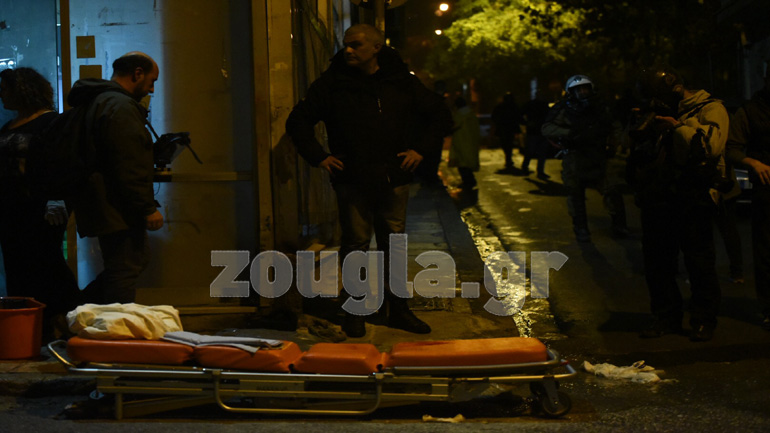 Τραυματισμός δικηγόρου στα Εξάρχεια από φωτοβολίδα Τραυματισμός δικηγόρου στα Εξάρχεια από φωτοβολίδα