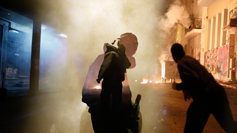 Ολονυχτία με μολότοφ και χημικά στα Εξάρχεια