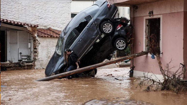 Στους 17 οι νεκροί της θεομηνίας – Εντοπίστηκε και άλλος νεκρός στη Μάνδρα Αττικής