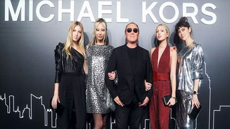 H προκλητική φωτογραφία της Μαρίας Ολυμπίας να φιλάει στο στόμα την κολλητή της H προκλητική φωτογραφία της Μαρίας Ολυμπίας να φιλάει στο στόμα την κολλητή της