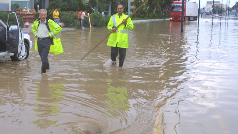 Διεκόπη η κυκλοφορία στην Πειραιώς λόγω συσσώρευσης υδάτων