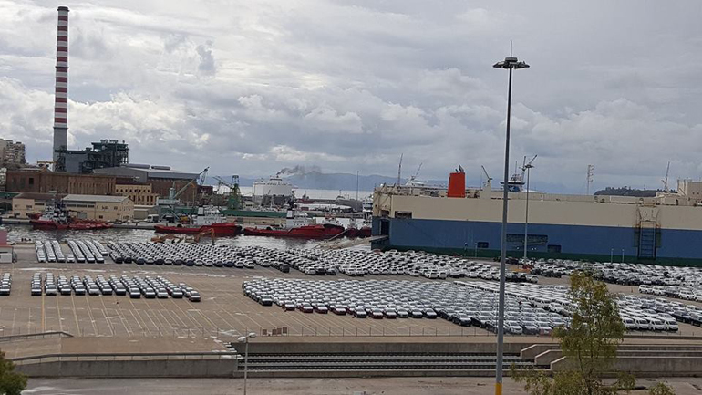 Καθημερινά στο λιμάνι του Πειραιά έρχονται εκατοντάδες ή και χιλιάδες αυτοκίνητα