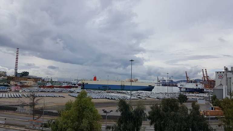 Χιλιάδες αυτοκίνητα στο λιμάνι του Πειραιά...