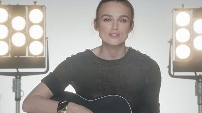 Η Keira Knightley πιάνει την κιθάρα της και τραγουδάει στα γαλλικά για τον οίκο Chanel