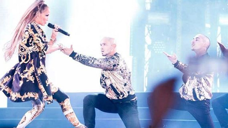 Η εντυπωσιακή εμφάνιση της Jennifer Lopez με total Versace look στο Ντουμπάι